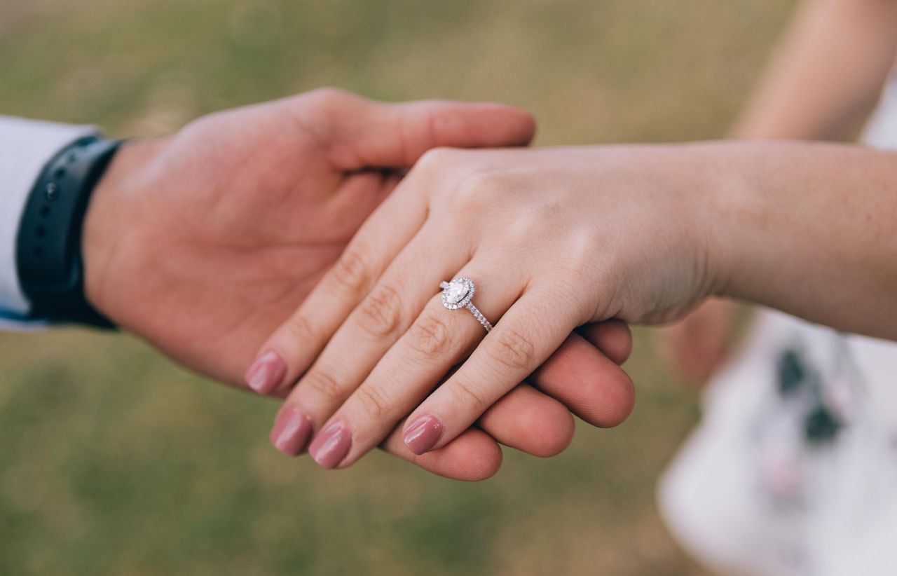 En qué mano se pone el anillo de compromiso? | El Olivar