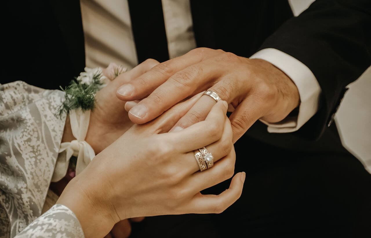 Pida anillos de boda para hombres